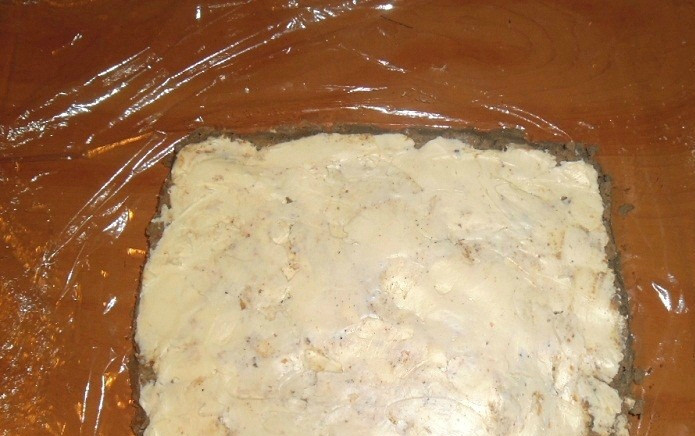 1. Этап. Паштет из куриной печени с овощами: Вторым слоем будет слегка размягшее сливочное масло - его тоже равномерно размазываю по всей площади квадрата.