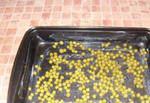 1. Этап. Камбала в духовке с картошкой: Противень для запекания смазываем маслом и выкладываем на него горошек.