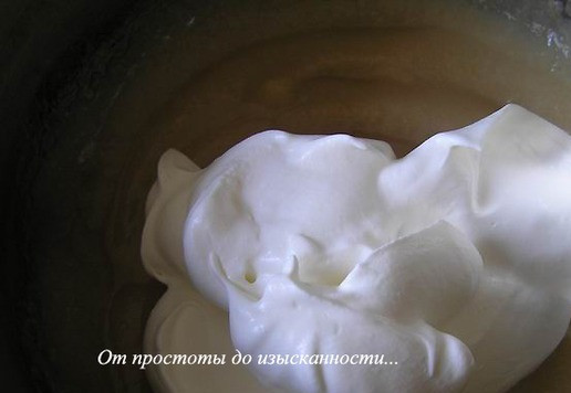 1. Этап. Торт Последний звонок: Сливки взбейте до устойчивости, добавьте в остуженную массу из гуавы, перемешайте.