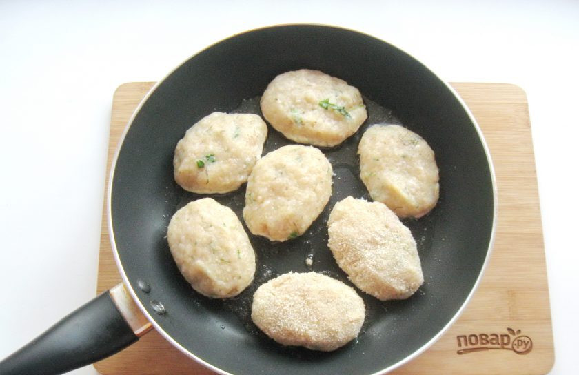 1. Этап. Куриные котлеты с базиликом: Из фарша сформируйте влажными руками котлеты. Обваляйте в панировочный сухарях и выложите на горячую сковороду с подсолнечным маслом. Можно жарить котлеты и без сухарей. У меня были оба варианта.