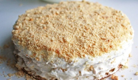 1. Этап. Простой тортик: 7. Таким же образом соберите торт до окончания всех ингредиентов. Часть крошки оставьте для присыпки десерта сверху.