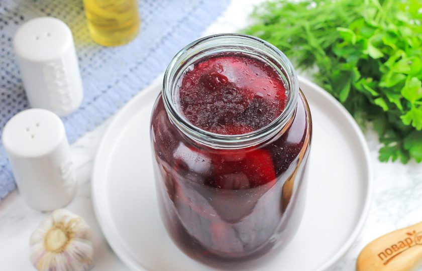 1. Этап. Маринованная свекла на зиму в банках целиком: Залейте горячим маринадом и сразу же закатайте банку крышкой по резьбе или с помощью ключа для консервации. Укутайте пледом или полотенцем и оставьте на ночь для остывания.