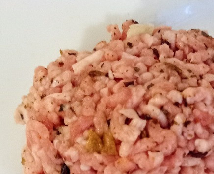 1. Этап. Острые гамбургеры из баранины с лимонным йогуртом: В отдельной ёмкости смешать содержимое сковороды с фаршем, кинзой, луком, 1 чайной ложкой соли, оставшейся 1 столовой ложкой оливкового масла. Тщательно перемешать и разделить на 8 частей (приблизительно). Слепить 8 гамбургеров. Я сделала их небольшими. Отложить в сторону.