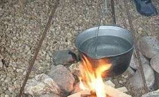 1. Этап. Шурпа в казане на костре: Казан укрепить над костром.