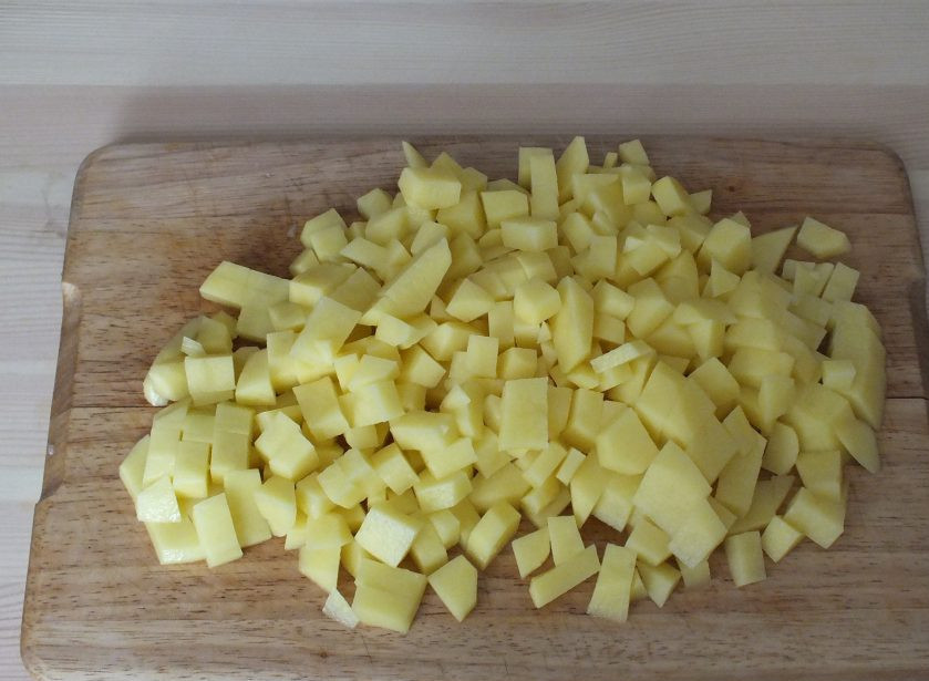 1. Этап. Рыбная солянка: 3. Картофель нарежьте средним кубиком.