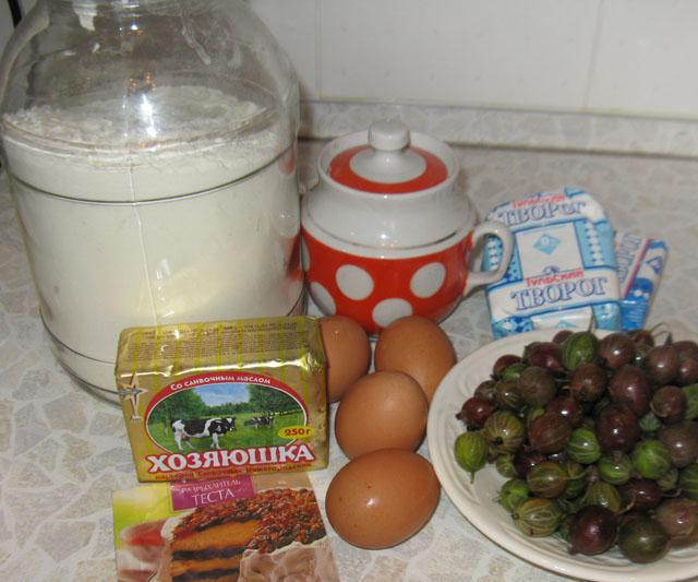 1. Этап. Пирог с крыжовником: Подготовим все ингредиенты. Крыжовник нужно промыть и очистить от плодоножек.