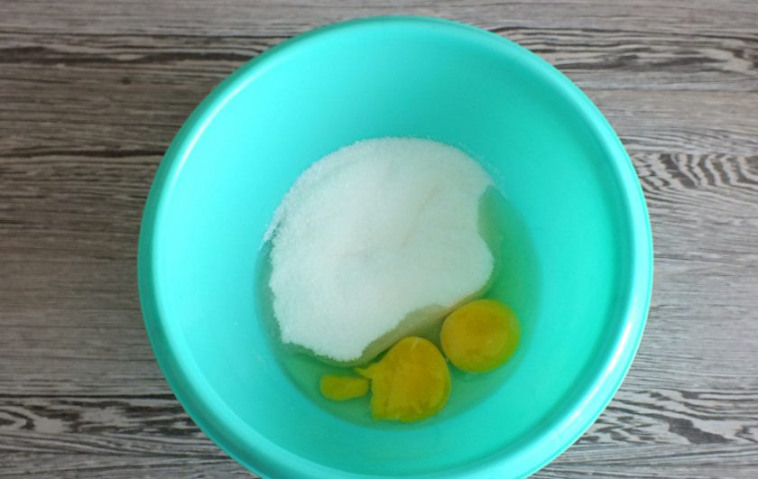 1. Этап. Кексы на кефире с маком: В чаше соедините яйца и сахар. Взбейте с помощью миксера в пышную белую массу.