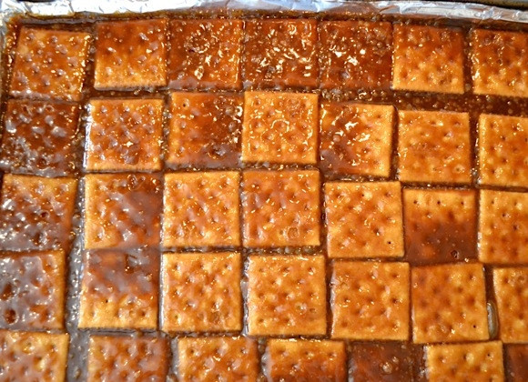 1. Этап. Десерт из крекеров с шоколадом: 6. Аккуратно достаньте противень с кипящей массой из духовки.