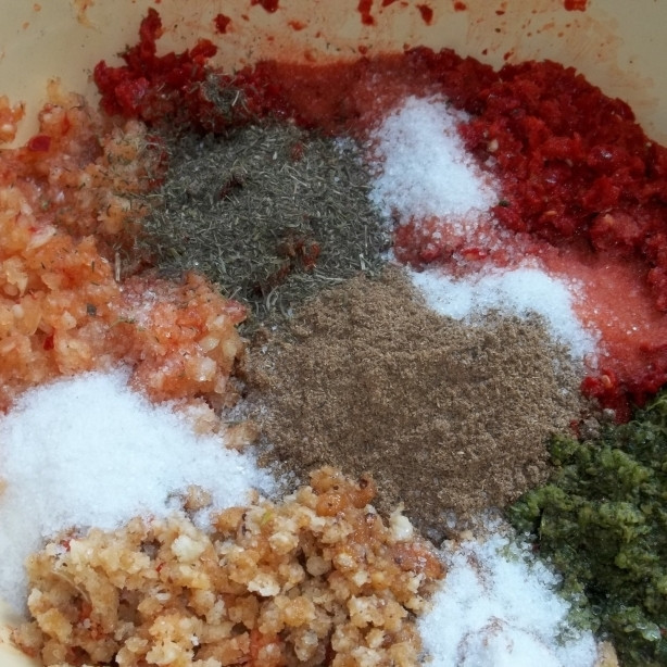 1. Этап. Аджика с орехами: В получившуюся смесь добавляем специи и соль.