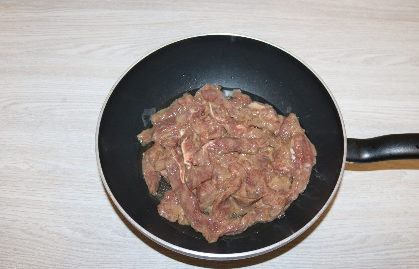 1. Этап. Гуйру лагман: В разогретую сковороду с добавлением небольшого количества масла выложите мясо.