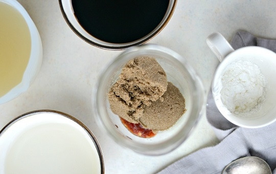 1. Этап. Соус из соевого соуса: 2. В удобную баночку отправьте чили пасту, измельченный чеснок и имбирь, коричневый сахар.