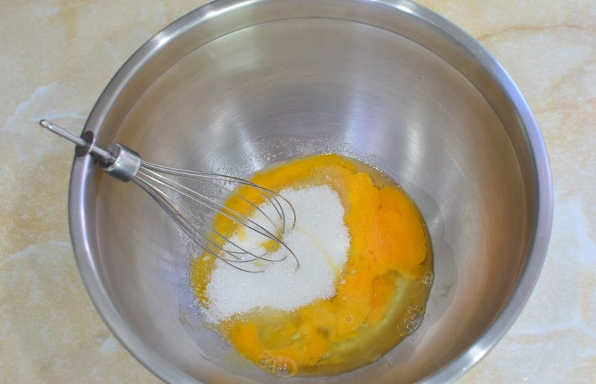 1. Этап. Блины на молоке с кипятком: Добавьте к ним сахар и щепотку соли.