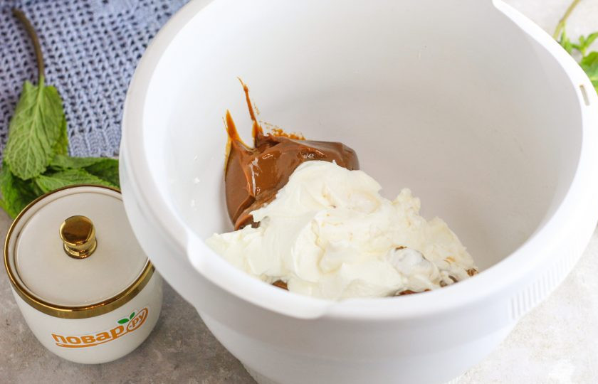 1. Этап. Медовик с вареной сгущенкой и сметаной: Когда коржи остынут, взбейте вареное сгущенное молоко со сметаной любой жирности. Сахар или загуститель для сметаны добавлять не нужно!