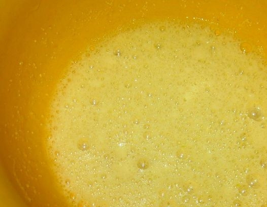 1. Этап. Морковно-творожный торт: В небольшую, но глубокую и с высокими стенками посуду вбейте куриные яйца. Всыпьте к яйцам сахарный песок, взбивайте их на максимальной скорости при помощи миксера или кухонного комбайна, пока не появится пена.