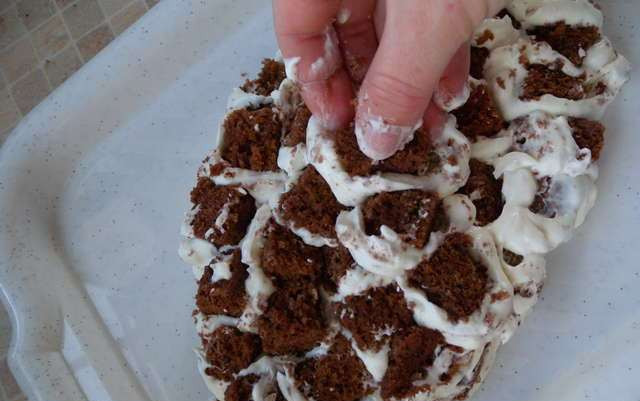 1. Этап. Торт Рыба: Между кубиками положите орехи, цукаты и прочее для начинки. Отправляем в холодильник, чтобы все пропиталось минут на 15-20.