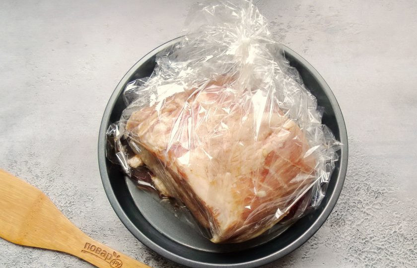 1. Этап. Буженина в медовом соусе: После выложите мясо вместе с соусом в пакет для запекания.