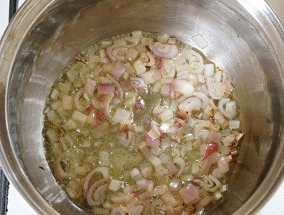 1. Этап. Равиоли с тыквой: Лук обжарьте в масле, добавьте горошек и тыкву, обжаривайте до готовности тыквы.