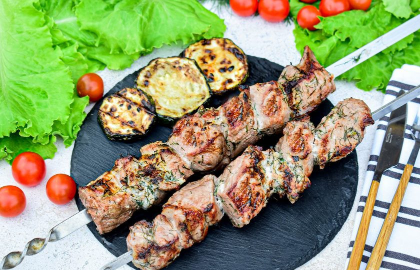 1. Этап. Шашлык в шампанском: Готовый шашлык можно подать к столу сразу на шампурах. Приятного аппетита!