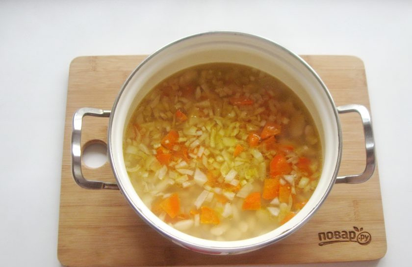 1. Этап. Суп из фасоли с индейкой: Затем добавьте овощи в суп.
