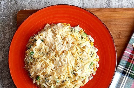 1. Этап. Салат Снежок: 4 слой: сыр, натёртый на тёрке с зубцами средней величины + майонез