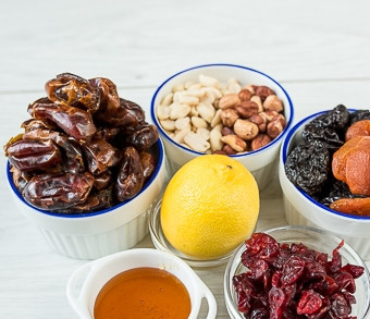 1. Этап. Веганские батончики из сухофруктов: Подготовим все ингредиенты. Сухофрукты тщательно промоем и подсушим на бумажном полотенце.