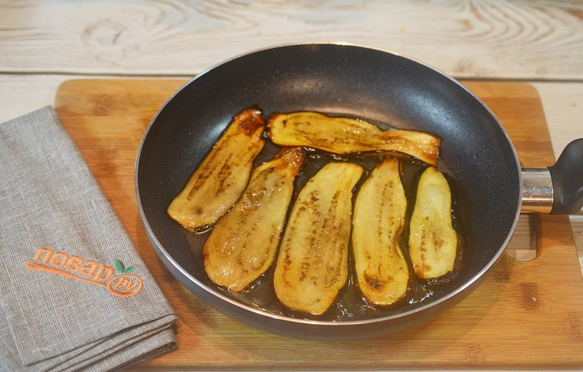 1. Этап. Баклажаны в масле: 5. Баклажаны обжарьте с добавлением масла с каждой стороны по 2 минуты.