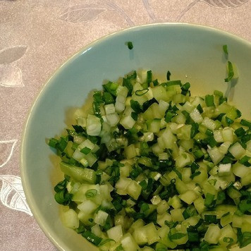 1. Этап. Салат Диана: Огурцы и лук переложить в небольшую миску и перемешать.