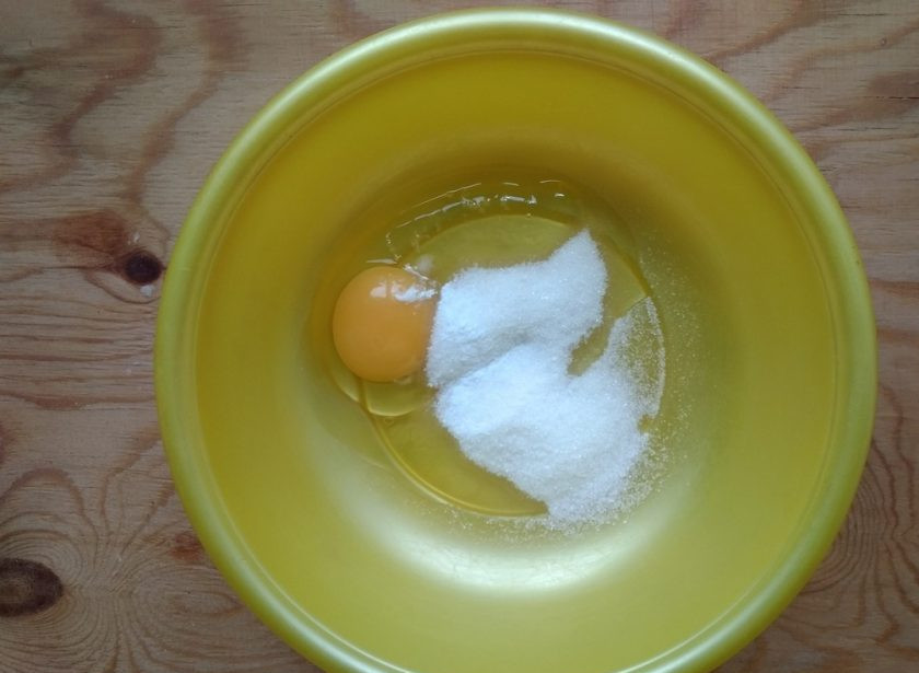 1. Этап. Оладьи с абрикосом: 2. Для начала яйцо взбейте с сахаром, солью и ванилином.