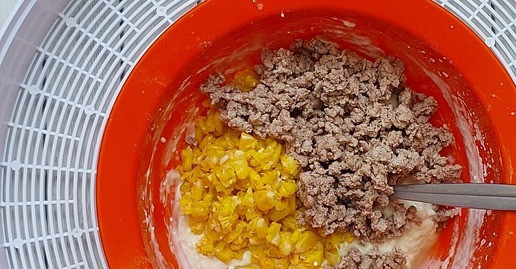 1. Этап. Закусочные маффины с фаршем и кукурузой: Далее добавить кукурузу и фарш.