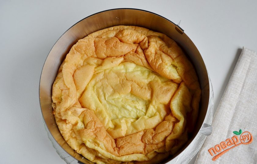 1. Этап. Торт Карпатка с заварным кремом: Сверху положите второй корж, руками немного придавите, чтобы он плотно сел. Отправьте торт в холодильник на 3-4 часа, а лучше на ночь.