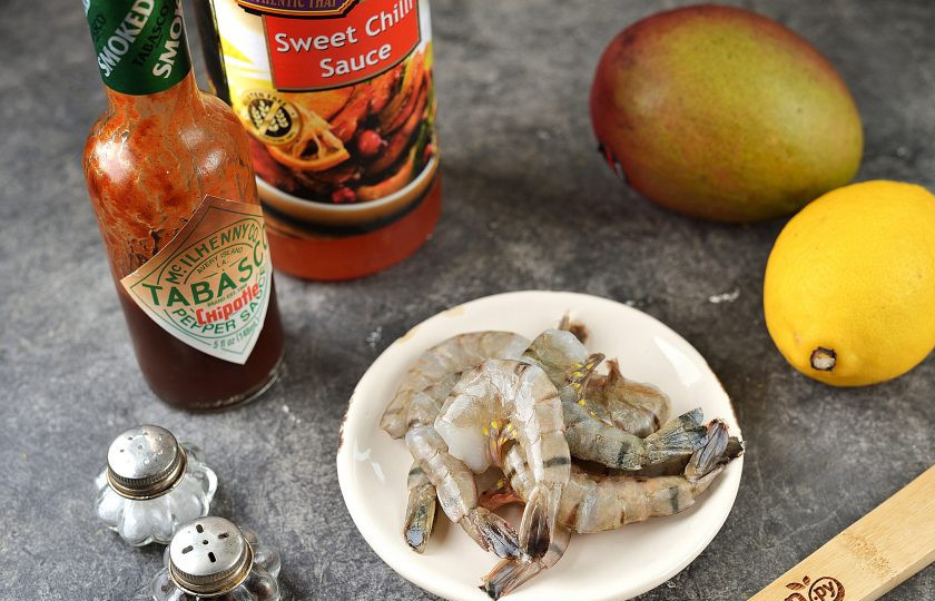 1. Этап. Креветки с манговым соусом: Подготовьте все необходимые ингредиенты. Креветки разморозьте заранее.