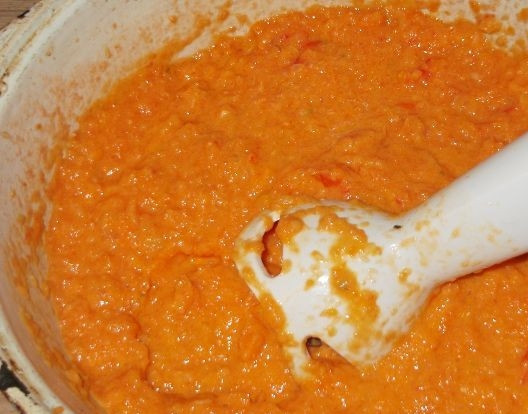 1. Этап. Икра кабачковая обжаренная: 6. Теперь измельчаем все в блендере до состояния пюре. Я воспользовалась погружным блендером, но тут подойдет и стационарный агрегат. Затем отправляем нашу икру в емкость и тушим около 15 минут на слабом огне.