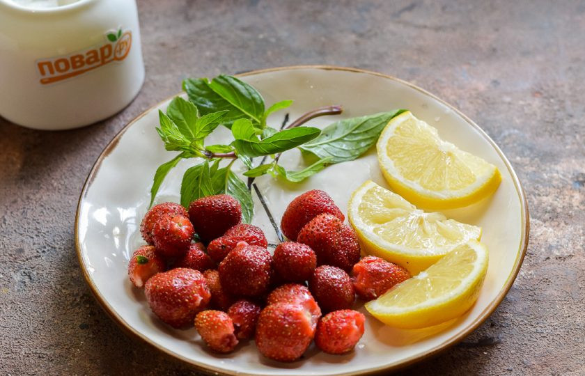 1. Этап. Компот из клубники Мохито на зиму: Клубнику очистите от хвостиков, лимон нарежьте, косточки удалите.