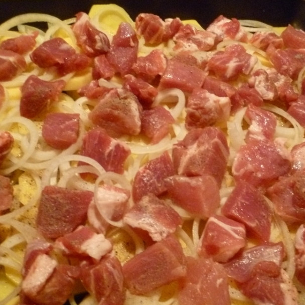 1. Этап. Мясо по-французски с картофелем: Мясо нарезаем кубиками размером примерно 2 на 2 см, можно чуть крупнее. Выкладываем на овощи, еще раз солим, перчим.