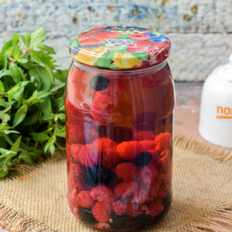 Компот из малины и голубики на зиму