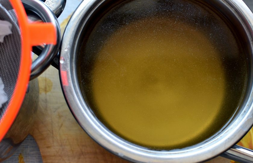 1. Этап. Бульон с клецками «Мимоза»: Настоявшийся бульон подогрейте и процедите через влажную льняную салфетку. В итоге получится насыщенный и прозрачный бульон.