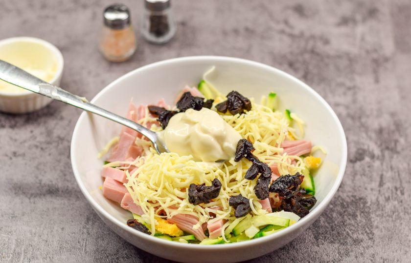 1. Этап. Салат Марианна: Заправьте салат майонезом, соль и перец добавьте по вкусу. Также обязательно добавьте нарезанный небольшими кусочками чернослив.