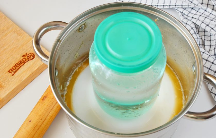 1. Этап. Квашеная капуста на зиму: Накройте тарелочкой и поставьте груз (у меня литровая банка с водой). Оставьте кастрюлю в теплом месте на 3-4 дня бродить. Периодически поднимайте тарелочку и протыкайте палочкой капусту, чтобы выпустить газ.