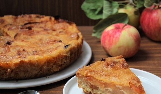 1. Этап. Яблочный пирог Хмельной: Выкладываем на блюдо. Вкуснее пирог из холодильника, настоявшийся.