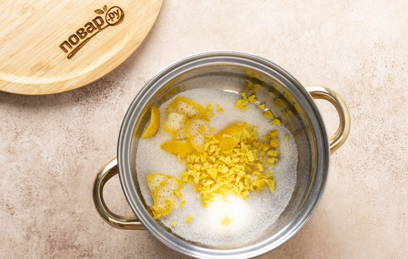 1. Этап. Имбирный квас: Переложите имбирь и лимонную цедру в кастрюлю. Добавьте сахар.