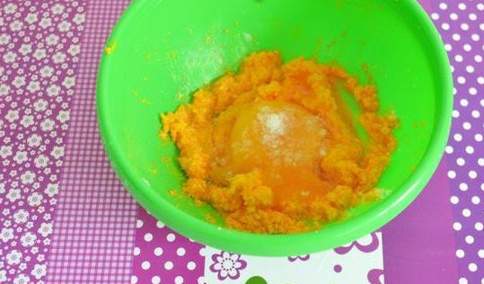 1. Этап. Печеночное суфле для детей: В овощную массу внесите манку. Смешайте её вместе с печёнкой. Перемешайте и оставьте на 15 минут.