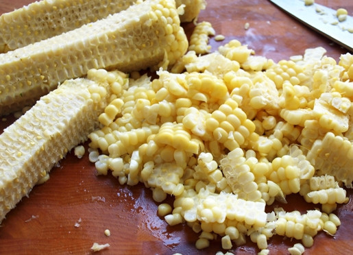 1. Этап. Салат из фасоли красной: Кукурузу нужно отделить от початков, перец и шалот — порезать мелко, а чеснок пропустить через чеснокодавку.