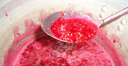 1. Этап. Малиновое варенье с апельсином: 3. Смесь ставим на небольшой огонь, кипятим 5 минут, снимаем пенку. Снимаем, оставим в сторонке на 10 минут. Повторяем этот процесс всего 3 раза.