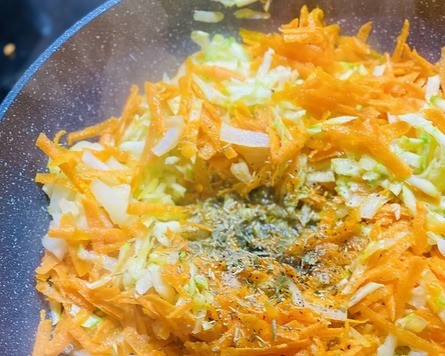 1. Этап. Рулет из фарша индейки с овощами и яйцами: Обжарить, добавить соль, перец душистый, все специи на ваш вкус (я добавила сухие -кинза, розмарин