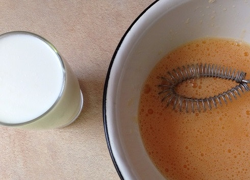 1. Этап. Блины классические на молоке: И взбиваем венчиком до растворения соли и сахара.