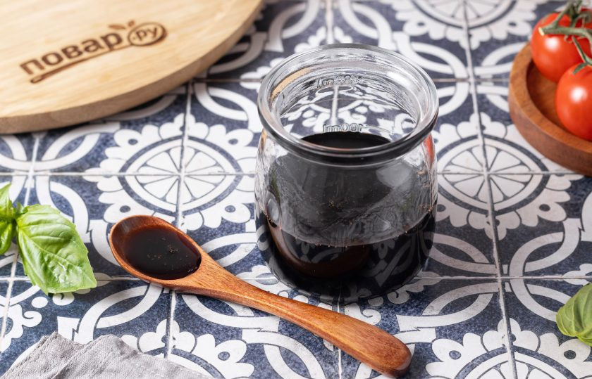 1. Этап. Соус Бальзамик: Удалите гвоздику, перелейте соус в баночку и остудите. Уберите в холодильник на хранение.