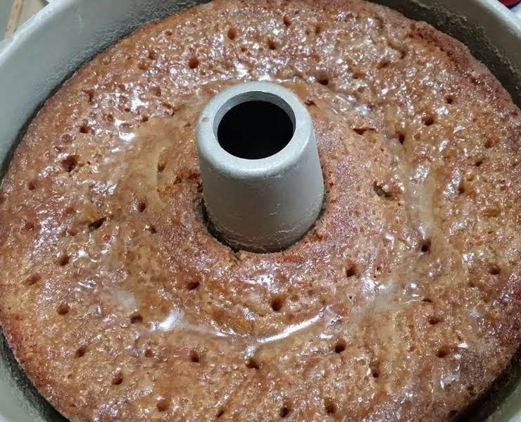 1. Этап. Домашний кекс: 9. Достаньте готовый кекс и проткните его зубочистками по всей поверхности.