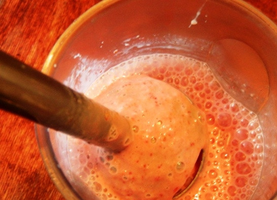 1. Этап. Клубничный ласси: 4. И погружным блендером перемалываем все до однородного состояния.