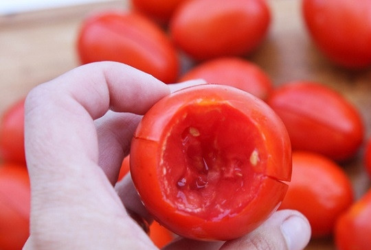 1. Этап. Свежие помидоры на зиму: 2. Удалите хвостики и сделайте надрезы на кожице.