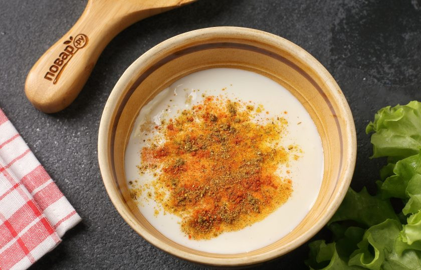 1. Этап. Настоящий соус для шавермы: Влейте кефир, перемешайте и добавьте специи.